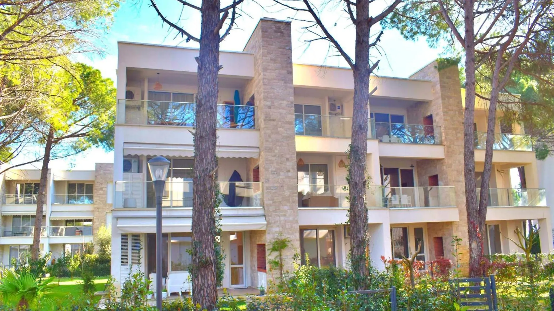 Peaceful Beachside Stay In Secure Resort Plazhi San Pietro